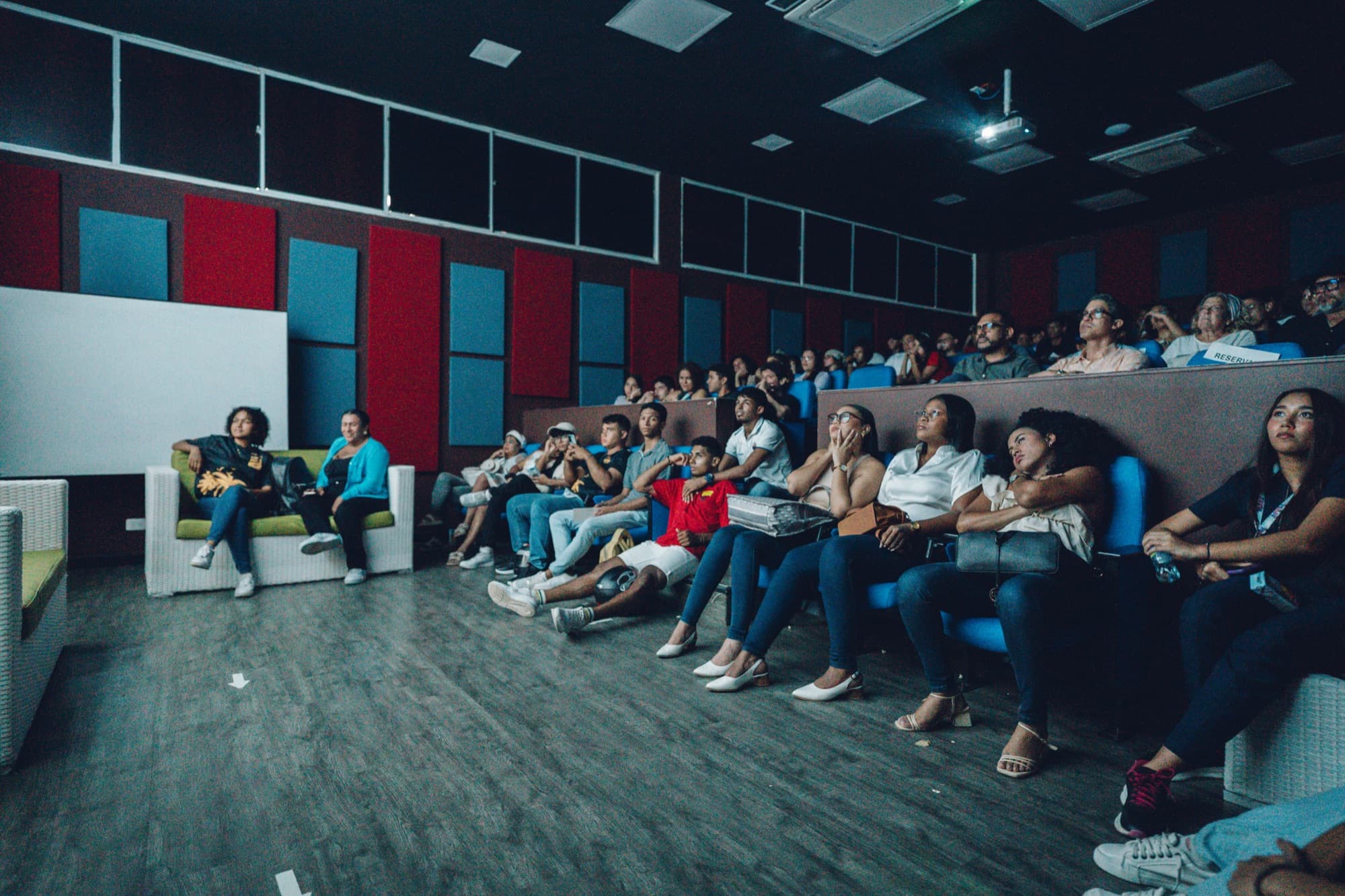 Público joven atento a una proyección en una de las salas de InnovAzul Caribe 2024.