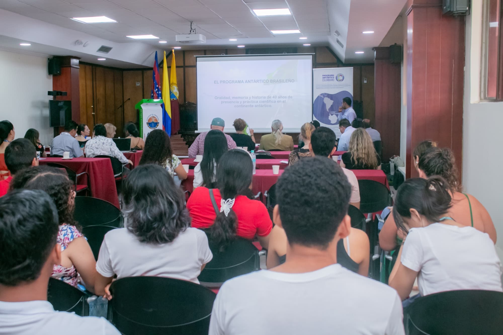 Ponencia sobre el Programa Antártico Brasileño ante los asistentes del seminario.