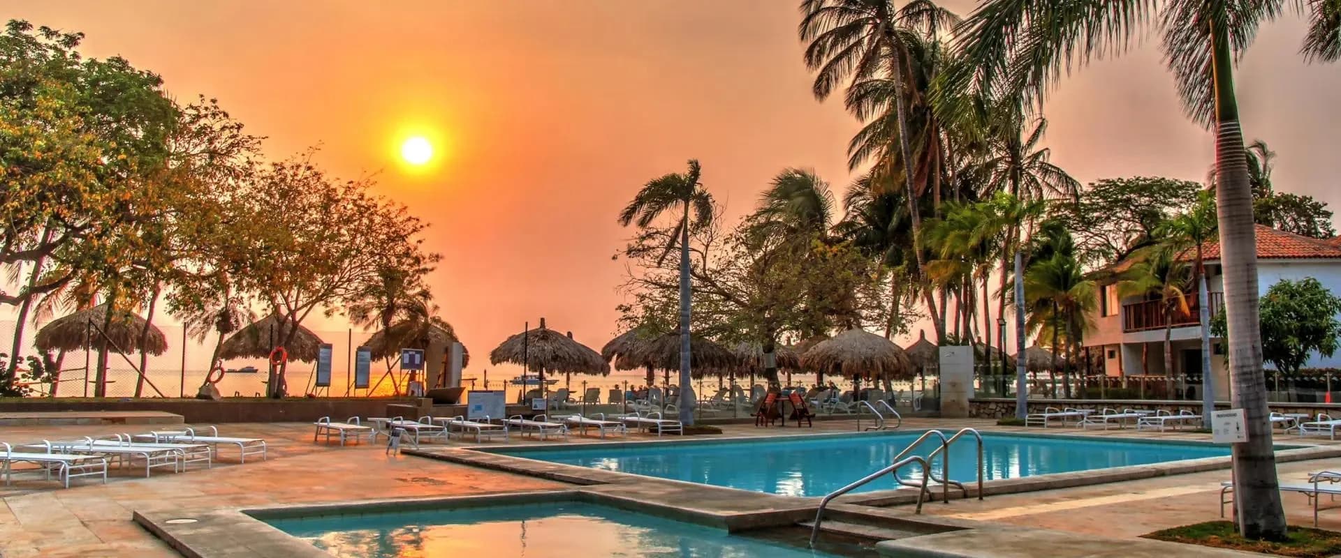 Piscina y playa del ESTELAR Santamar al atardecer